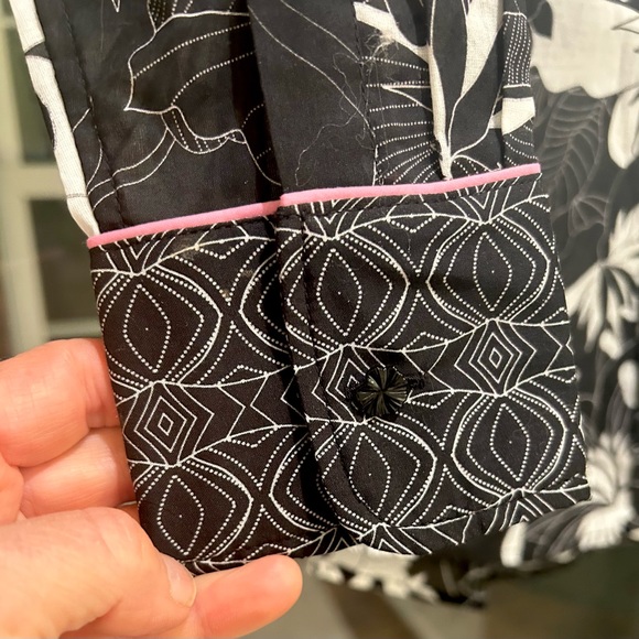 ROBERT GRAHAM Woman’s “Carrie” Floral Shirt - MSRP $258 - Picture 5 of 8